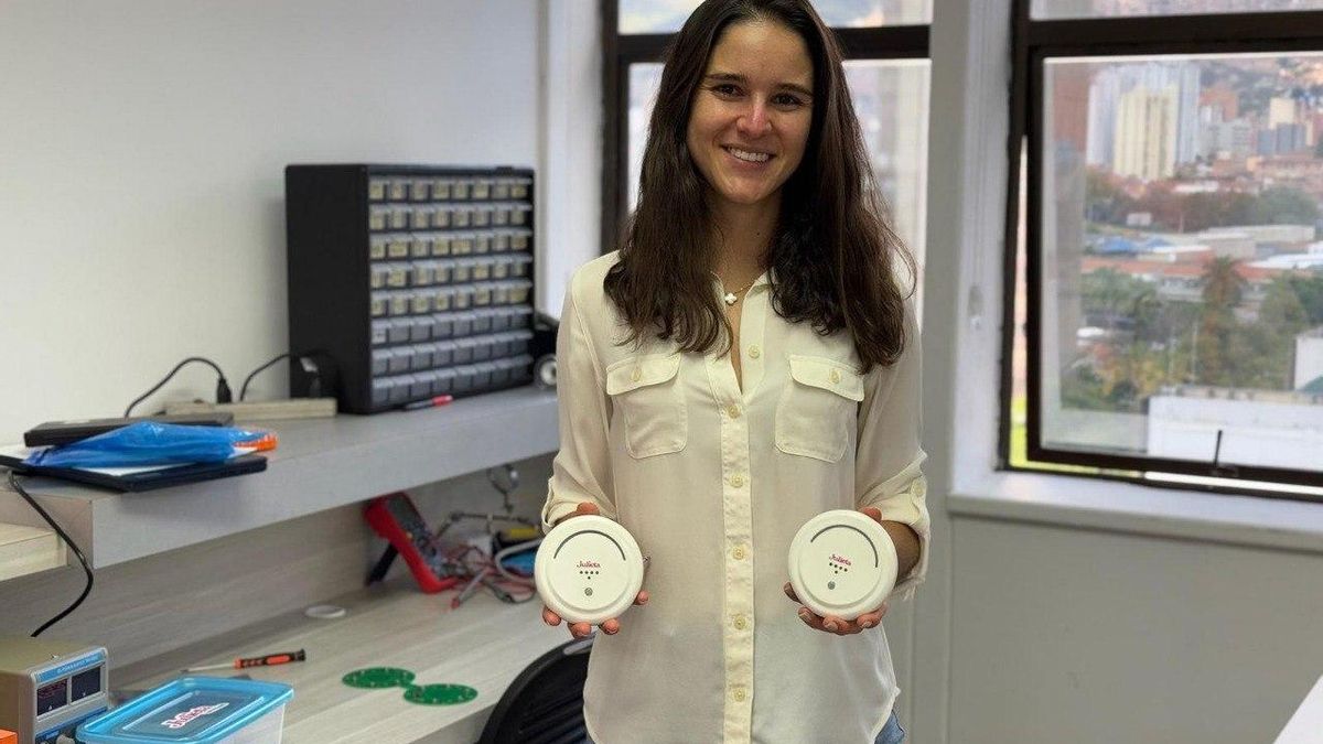 Valentina Agudelo mostrando a Julieta, el dispositivo de detección precoz del cáncer de mama