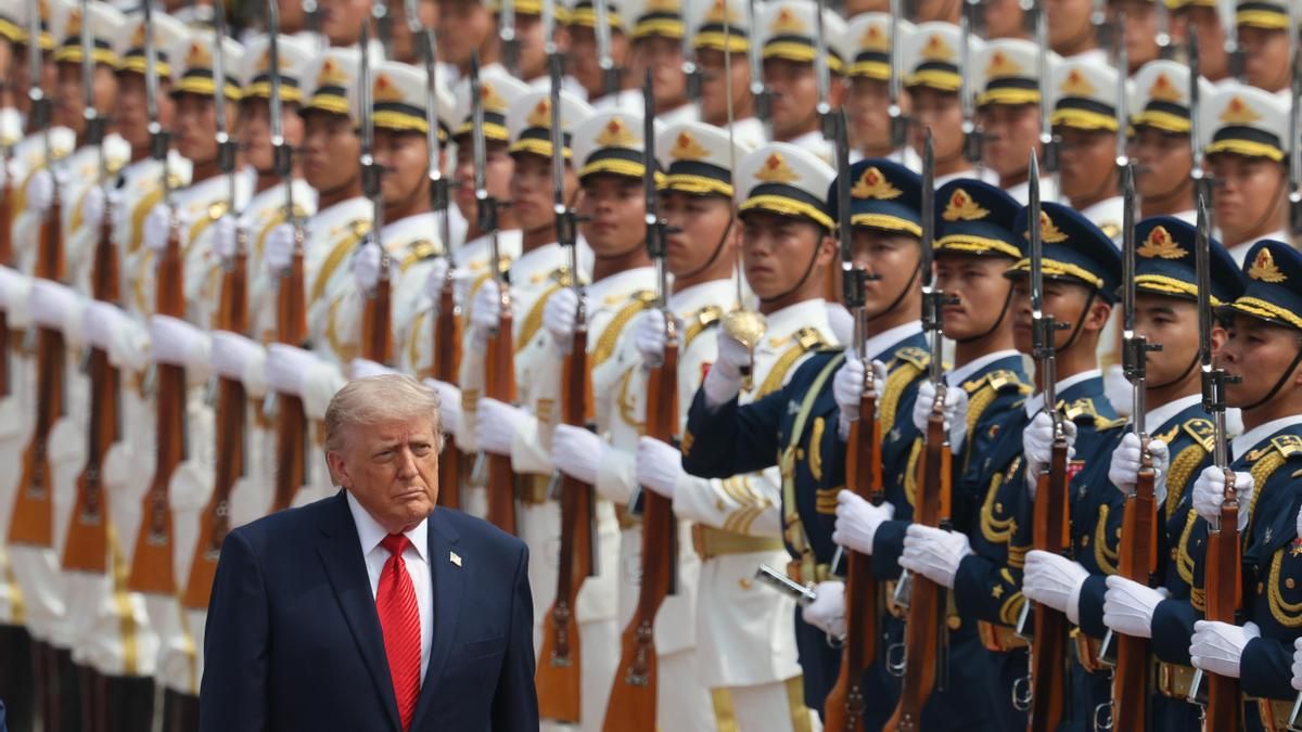 Donald Trump ante la guardia de honor china durante su visita al país.