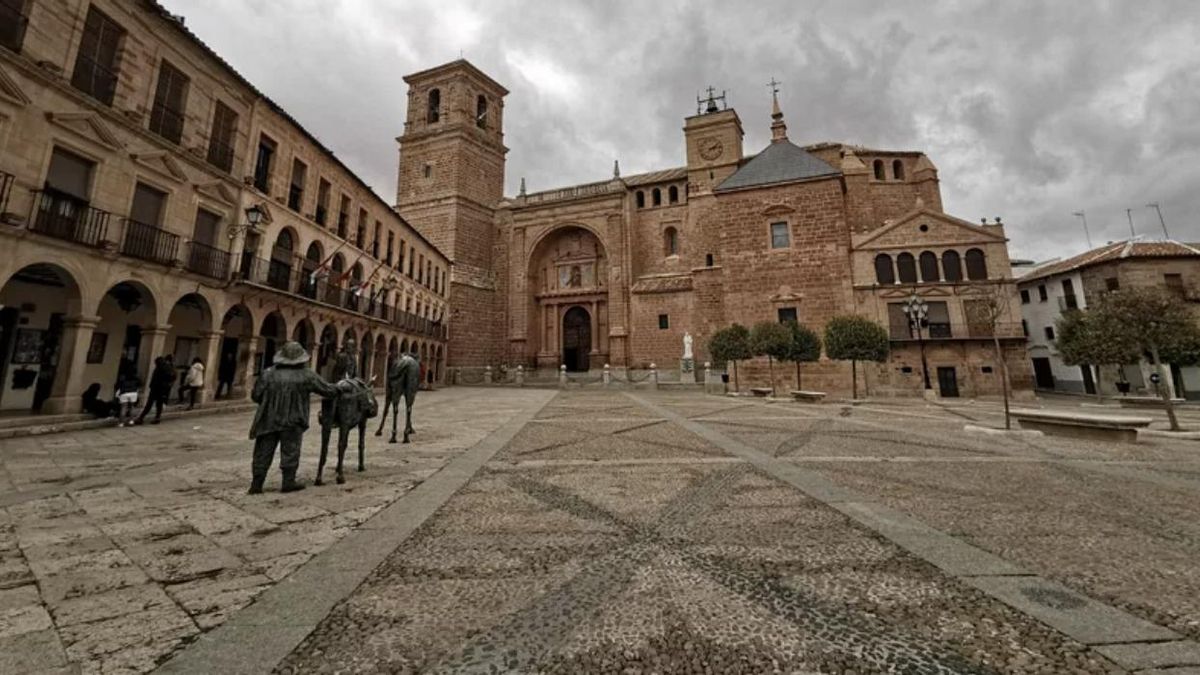 Quevedo fue enterrado en la iglesia de esta plaza mayor soportalada y con balconadas de madera
