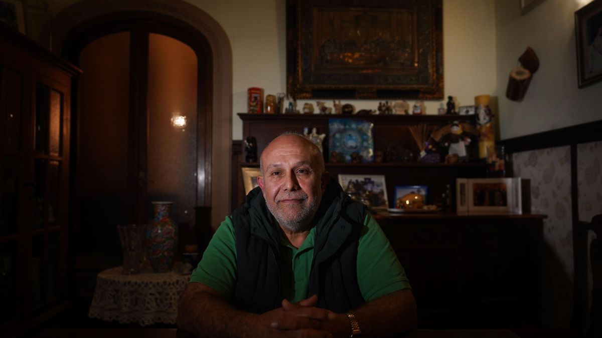 Pepe Vaquer, vicepresidente de la Asociación de Vecinos de La Marina, lleva 37 años viviendo en el barrio.