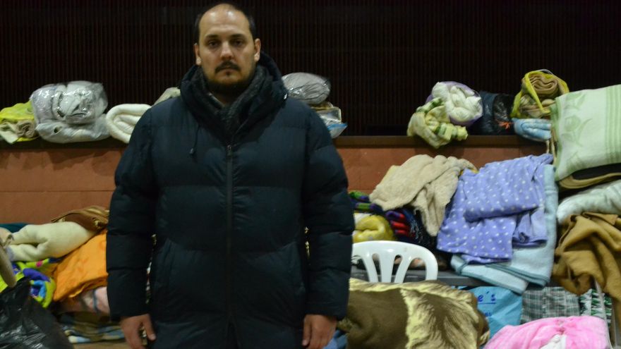 Rafael Ángel Moreno, alcalde de Adamuz, en la caseta municipal ante las mantas que entregaron los vecinos