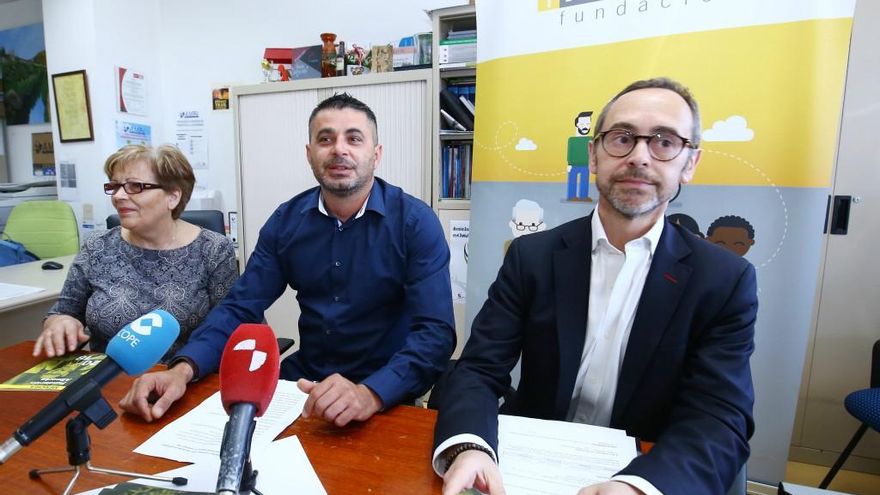 César Sánchez / ICAL El director de la Fundación Alimerka, Antonio Blanco (D), el presidente de Cocemfe León, Ángel Óscar Macía (2D), y la presidenta de AFFI Bierzo, Luisa González.