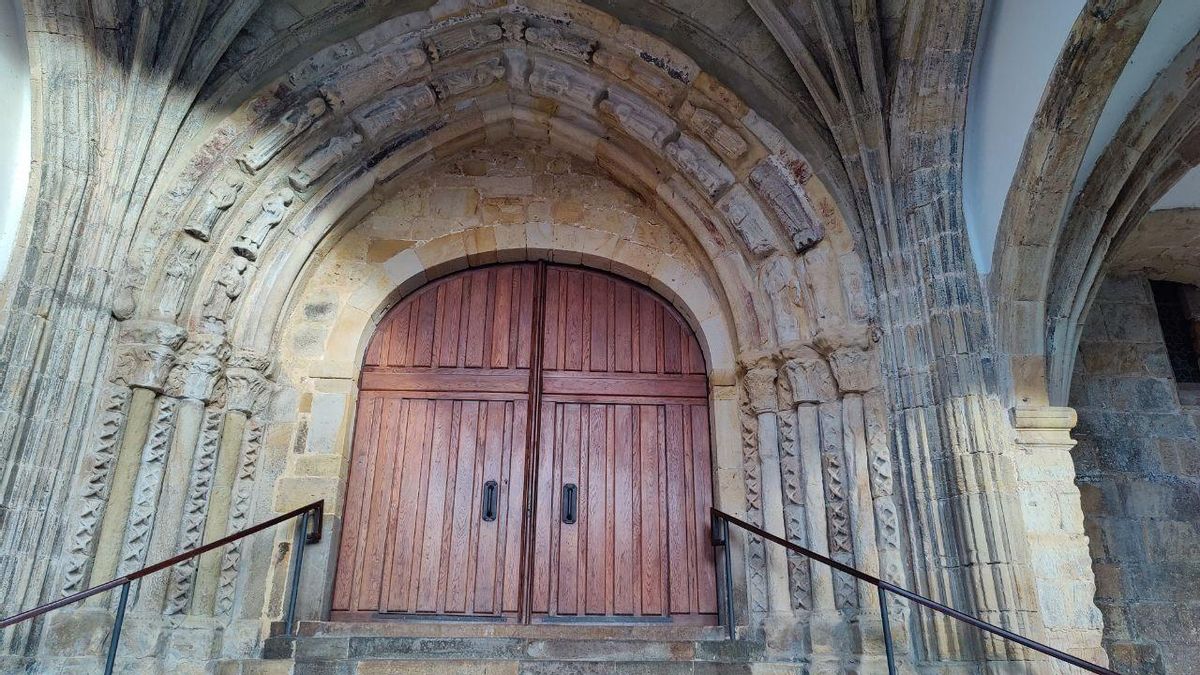 UxL exige una actuación "urgente" para "salvar" la portada gótica de Santa María de Laredo