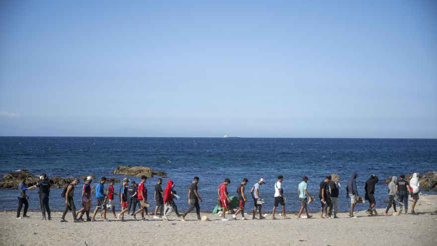 Varios inmigrantes en una playa, a 21 de agosto de 2026, en Ceuta (España).