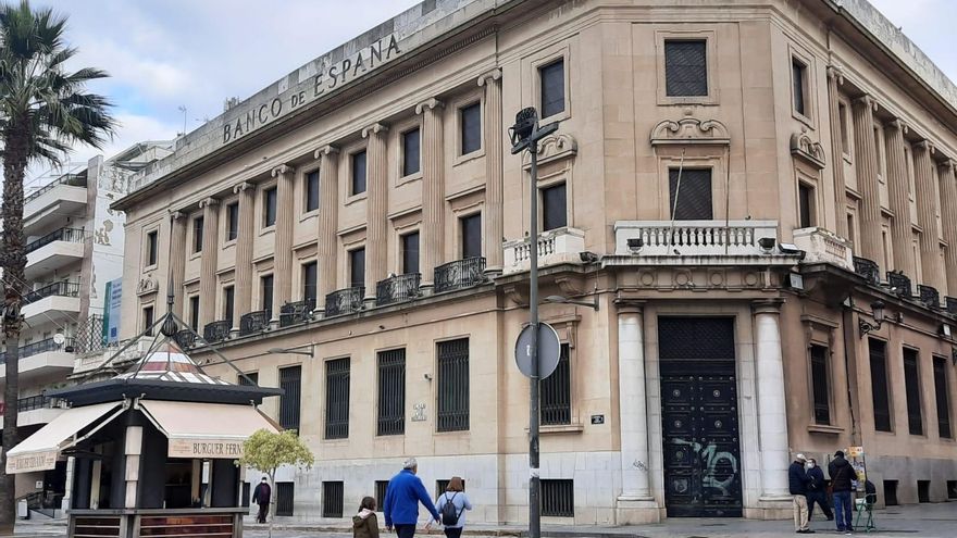 Archivo - Fachada del antiguo Banco de España en Huelva capital.