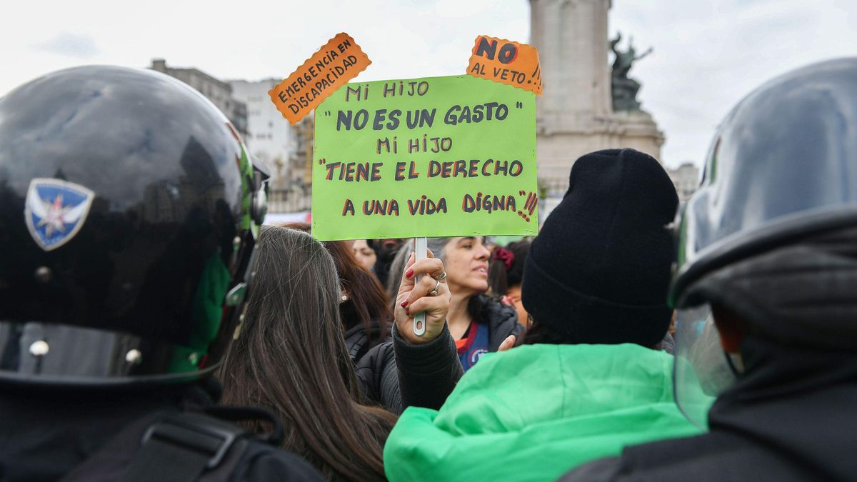 Policía Federal y Gendarmería rodearon a los manifestantes contra el veto de Milei.
