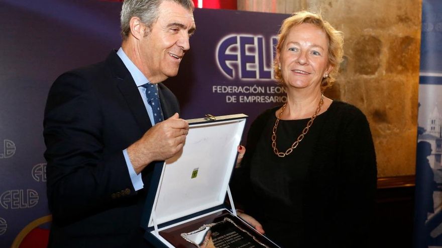 Carlos S. Campillo / ICAL El presidente de la Federación Leonesa de Empresarios (Fele), Javier Cepedano, hace entrega de una placa a la consejera delegada de EspañaDuero, Maria Luisa Lombardero, en reconocimiento a la entidad financiera por ser dinamizadora de la economía leonesa desde hace más de un año