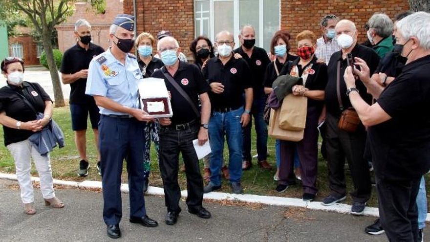Grupo de la primera promoción de la ITE de La Virgen del Camino, de vuelta a la base leonesa más de medio siglo después.