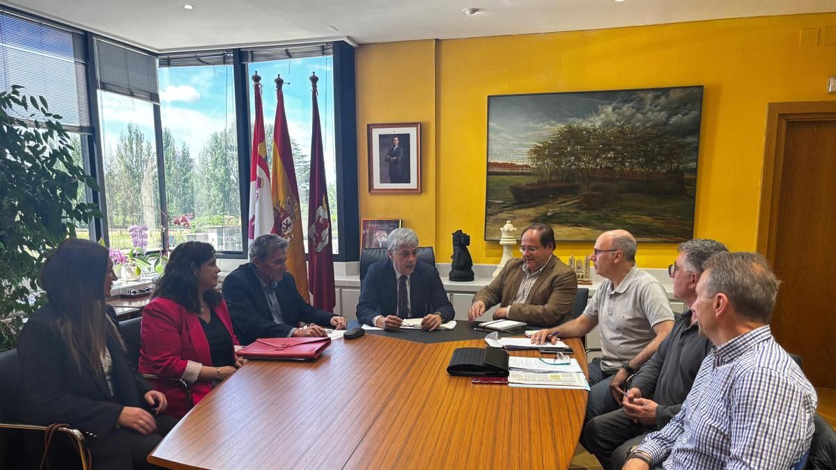 Reunión del Eduardo Diego y Fidentino Reyero, con representantes del comité de empresa de Azucarera en La Bañeza y el alcalde, Javier Carrera. 