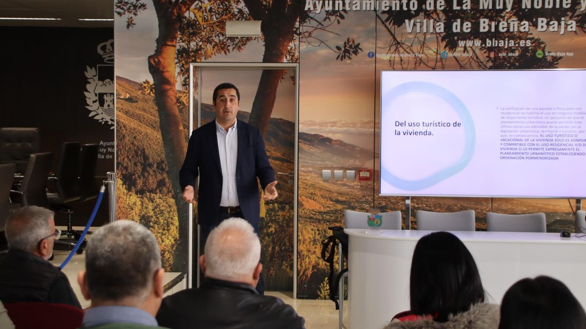 Borja Pérez Sicilia, alcalde de Breña Baja,  en la jornada informativa sobre la Ley de Ordenación Sostenible del Uso Turístico de Viviendas celebrada este viernes.