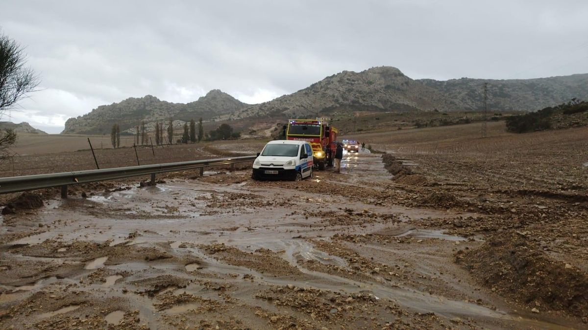 Arrastre de tierra debido a las fuertes lluvias en la MA4402 de A343 a La Joya, en Antequera.