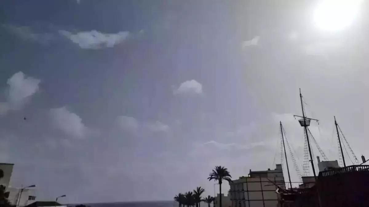 Imagen de archivo de un día poco nuboso y ligera calima en el este de La Palma. Imagen captada desde Santa Cruz de La Palma.
