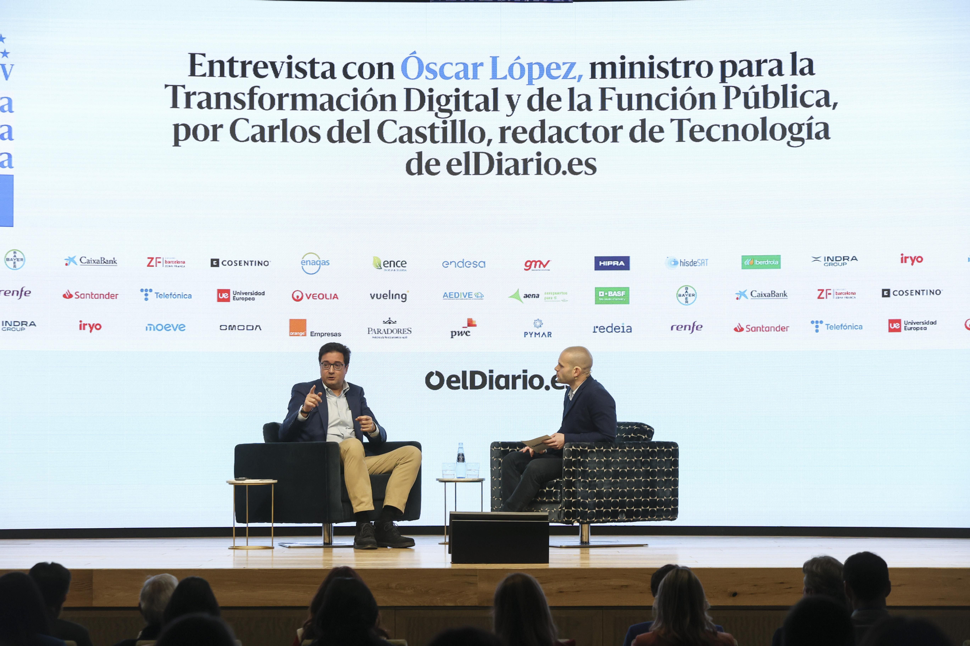 Óscar López, ministro para la Transformación Digital y de la Función Pública y Carlos del Castillo, redactor de Tecnología de elDiario.es