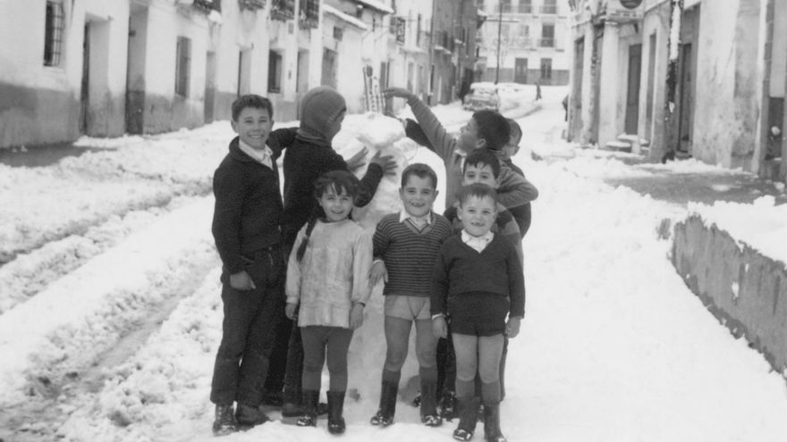 Niños jugando con la nieve en la calle de la Iglesia. 1965 Cardenete (Cuenca)
