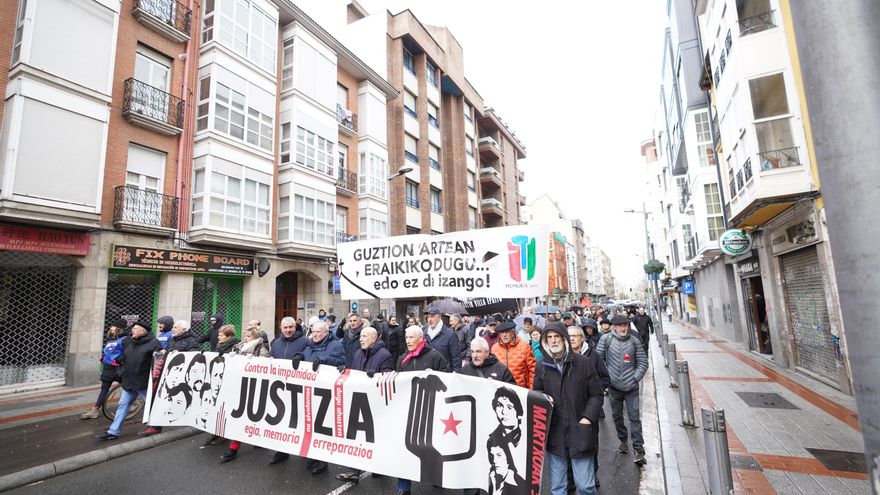 Cargas de la Ertzaintza durante la manifestación en memoria de las víctimas del 3 de marzo de 1976 en Vitoria