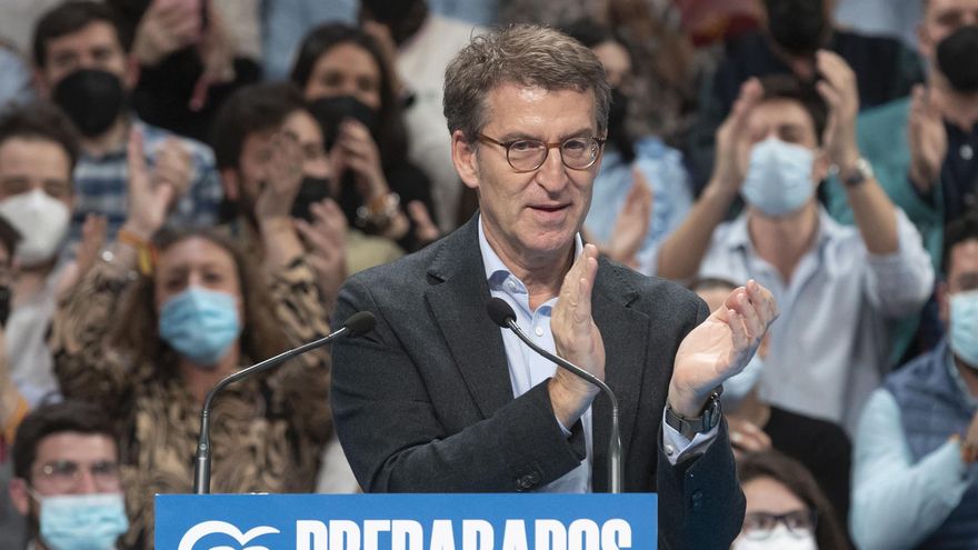 El precandidato a la presidencia nacional del PP, Alberto Núñez Feijóo, interviene durante un mitin de campaña este viernes en el Teatro Circo de Murcia.