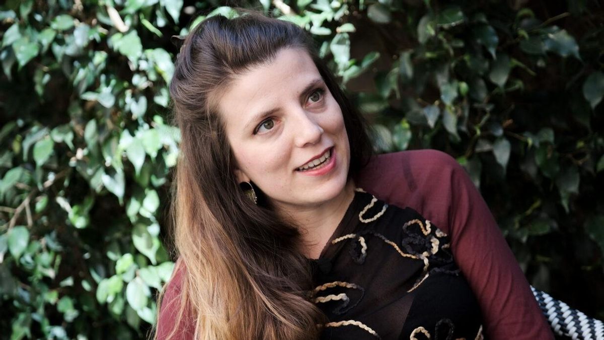 Júlia Bacardit és autora d’El Raval a deshora i Corresponsal enlloc, aquest darrer, un llibre-reportatge on narra la seua experiència com a periodista a Romania.