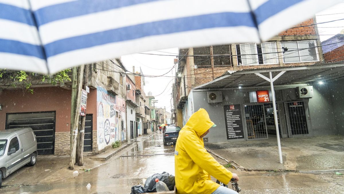 Un temporal en la villa 21-24. La lluvia castiga más a los barrios populares donde sus habitantes viven hacinados.