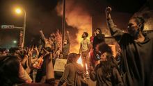 Manifestantes prenden fuego a una comisaría de Policía en otra noche de protestas en Mineápolis