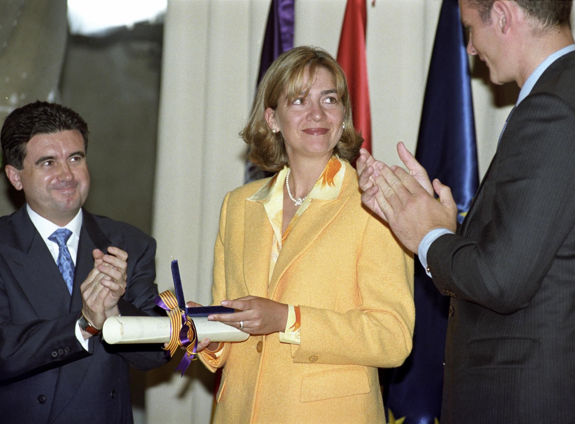 La infanta Cristina, en presencia de Urdangarin, recibiendo en 1998 la Medalla de Oro de Balears de manos del entonces presidente del Govern, Jaume Matas