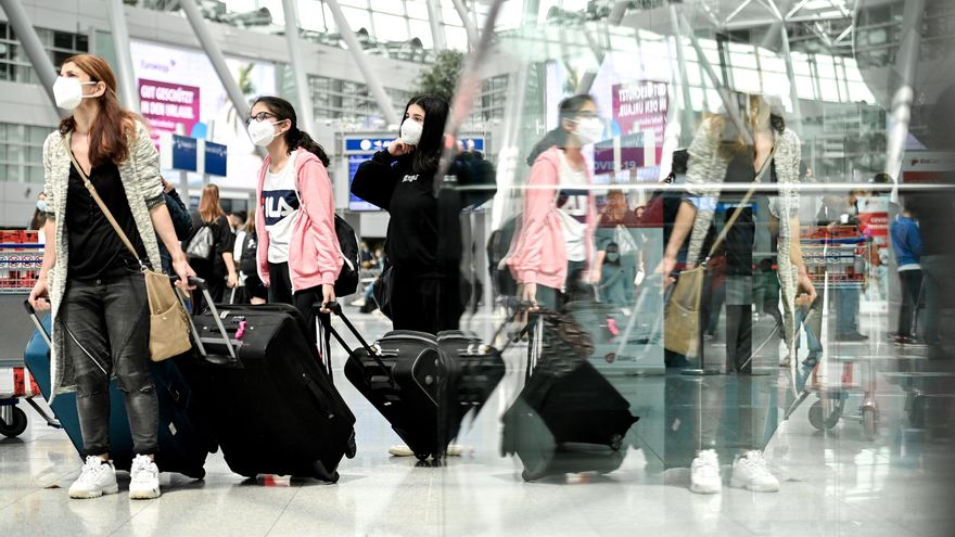 Viajeros en el aeropuerto internacional de Duseldorf, Alemania. EFE/EPA/SASCHA STEINBACH/Archivo