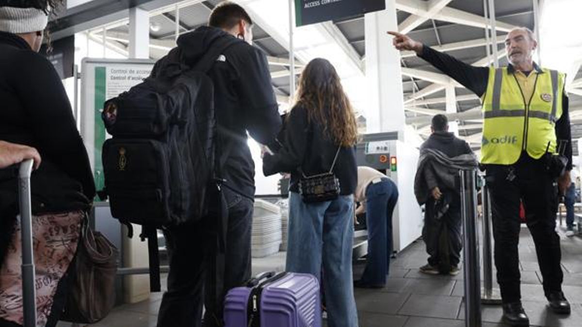 Pasajeros esperan en la estación Joaquín Sorolla de Valencia. Archivo / EFE / Ana Escobar