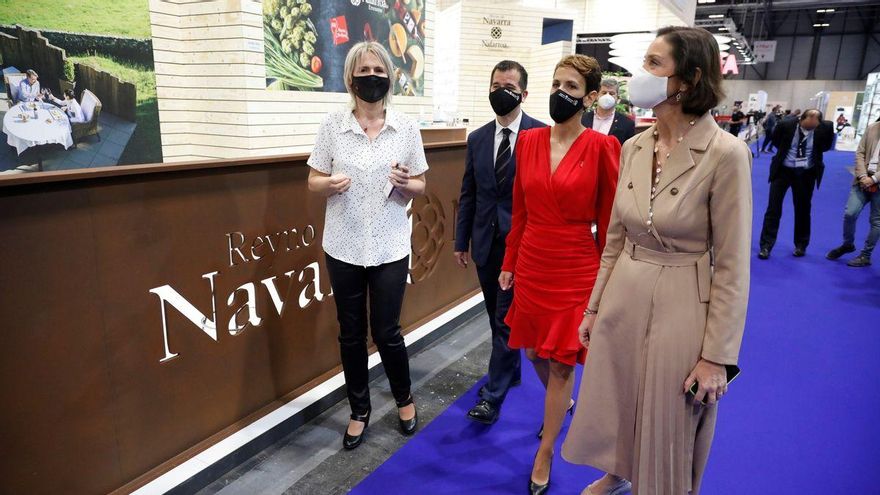 La presidenta de Navarra, María Chivite, acompañada por la ministra de Industria, Comercio y Turismo, Reyes Maroto, este viernes en Fitur. EFE/David Fernández