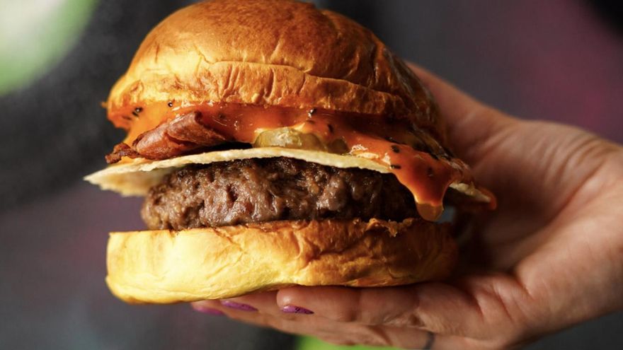 La hamburguesa definitiva está en León y es pura locura de sabor: carne premium, queso crujiente y una salsa de infarto
