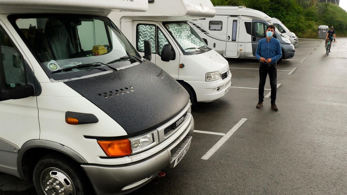 El portavoz socialista, en el aparcamiento para autocaravanas de Las Llamas.