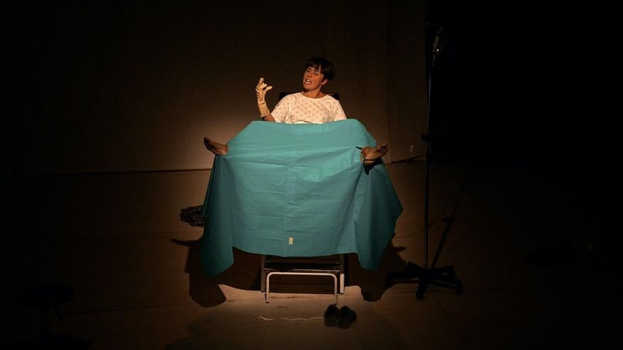 Iria Pinheiro recrea el momento del parto durante la obra de teatro Anatomía dunha serea