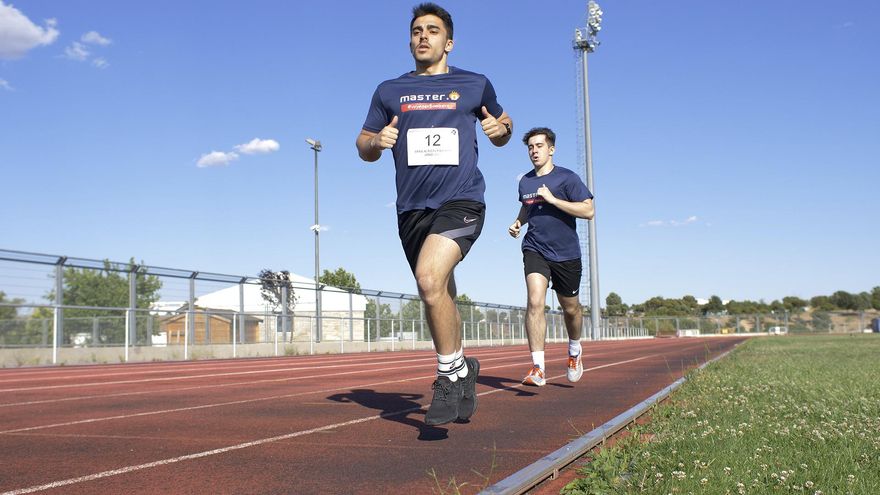 Dos alumnos preparando la prueba de carrera