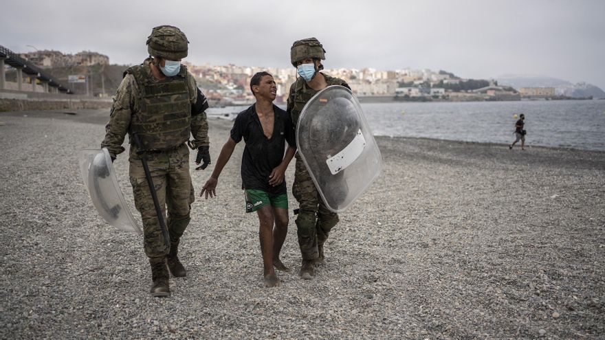 La Fiscalía abre una investigación sobre las devoluciones en caliente de menores en Ceuta