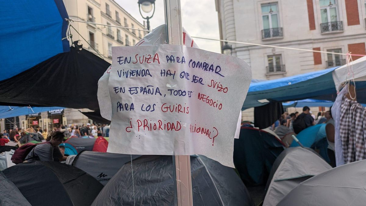 Un cartel en la acampada por la vivienda en la Puerta del Sol