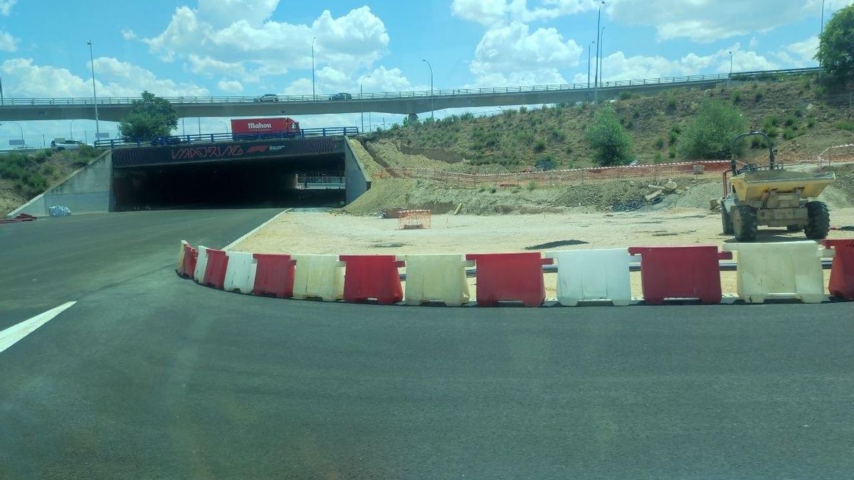 Curva y túnel de Madring, con una excavadora al costado.