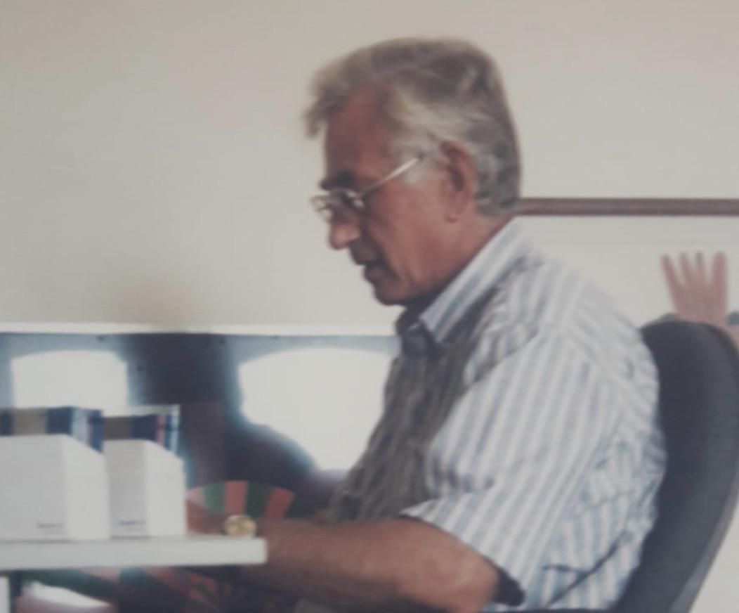 El historiador Ronald Fraser escribiendo en Londres.