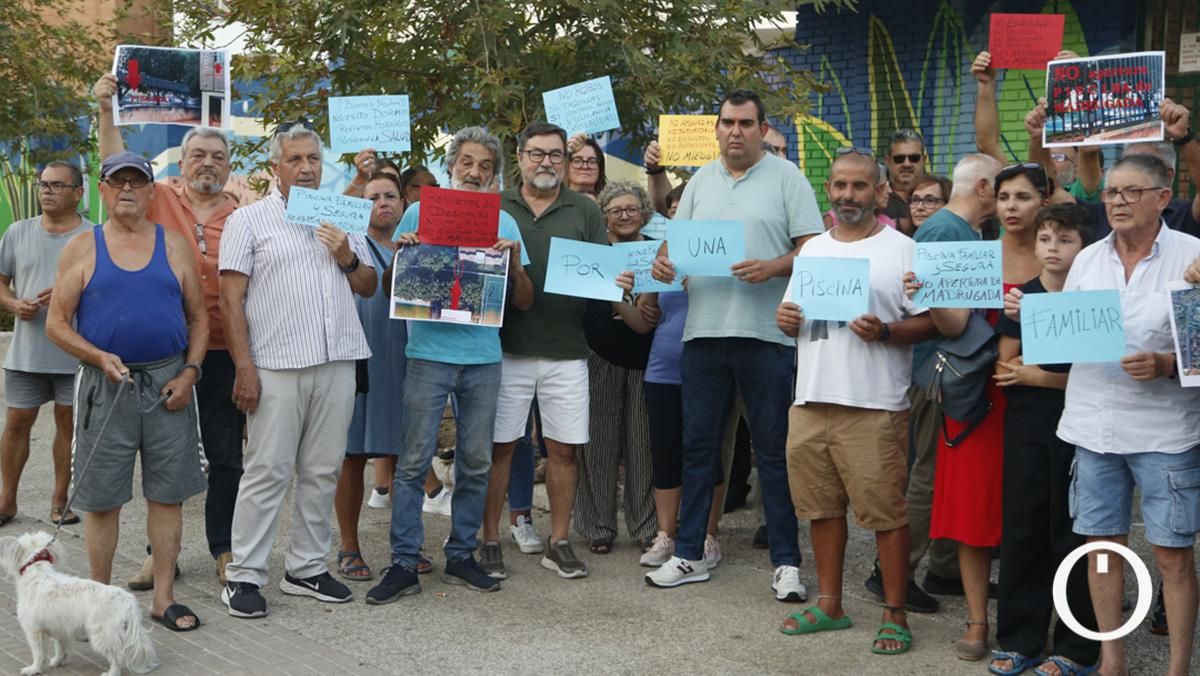 Protesta vecinal en la piscina de la Fuensanta