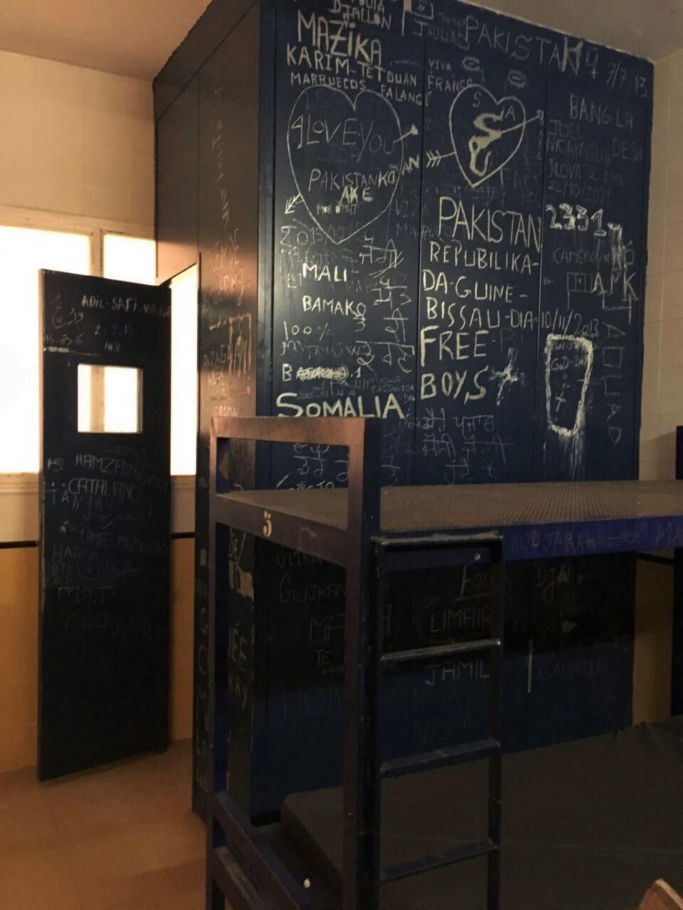 Una de las paredes del CIE de Aluche con pintadas de algunos de los internos. Imagen cedida.