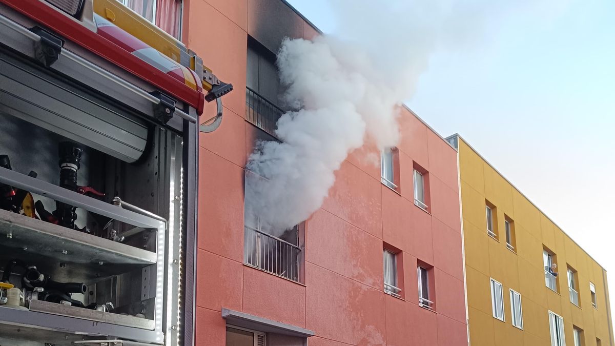 Los bomberos han intervenido este jueves en el incendio en una vivienda en el El Sobradillo, Tenerife.