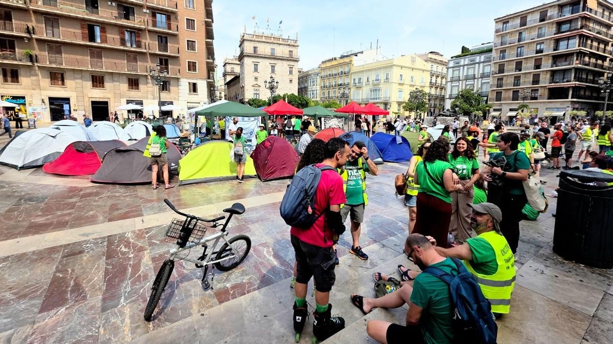 Unos cincuenta docentes han pasado la noche en 31 tiendas de campaña en la plaza de la Virgen para exigirle a la consellera Ortí que negocie