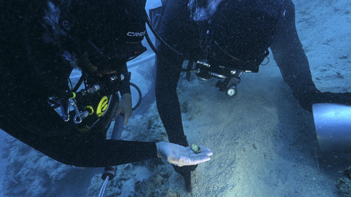 Trabajos de arqueología en el fondo del mar para analizar el barco.