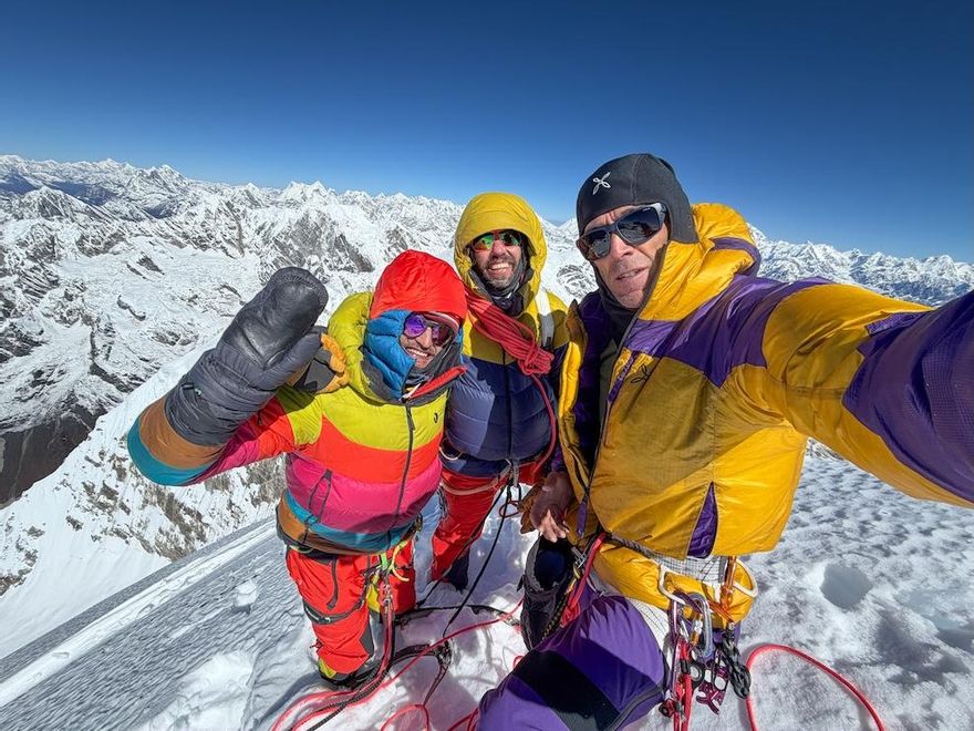 Hervé Barmasse, Felix Berg y Adam Bielecki en la cima