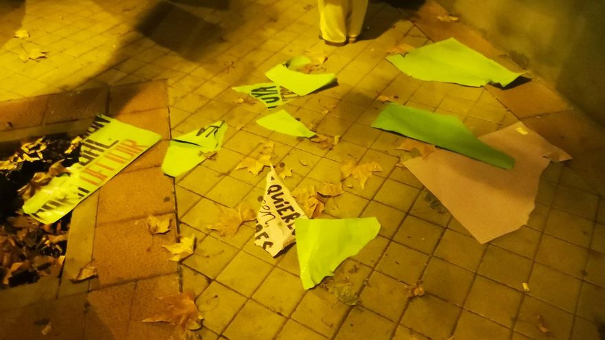 Carteles de la convocatoria legalizada por Feminismos Tetuán rotos por manifestantes antielección