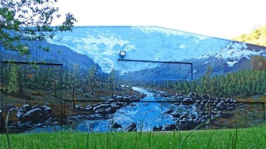 ICAL Los artistas urbanos MÜS y Asier Vera recrean el paisaje de Folgoso de la Ribera (León) en un trampantojo