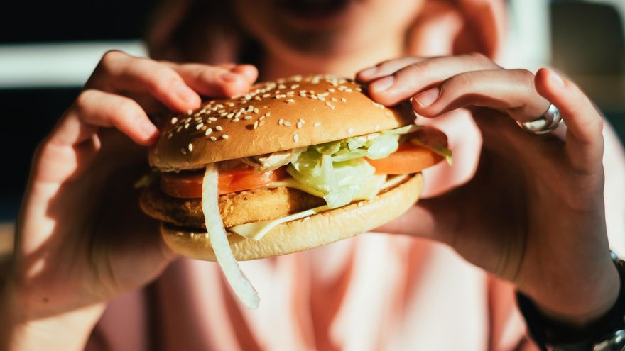 Los comemos por ansiedad y nos provocan más: así afecta el consumo de ultraprocesados a nuestro ánimo