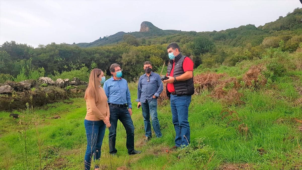 María Rodríguez y José Adrián Hernández en una zona de recuperación de especies.