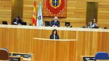 La conselleira de Vivenda, Ángeles Vázquez, en el Parlamento de Galicia