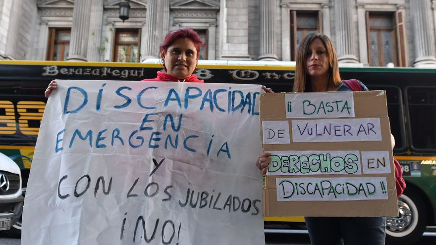 La oposición se apalanca en el descontento social para impulsar una sesión por fondos para discapacidad y jubilaciones