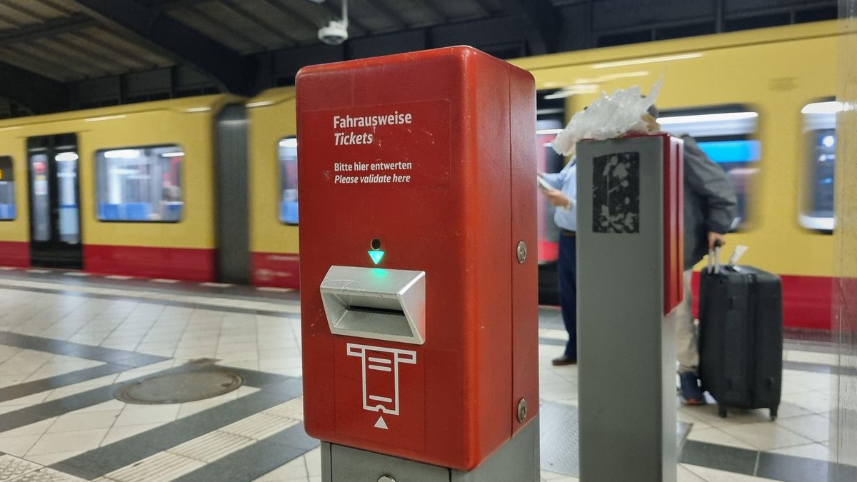 Validador de boleto en la estación de S-Bahn Westkreuz en Berlín