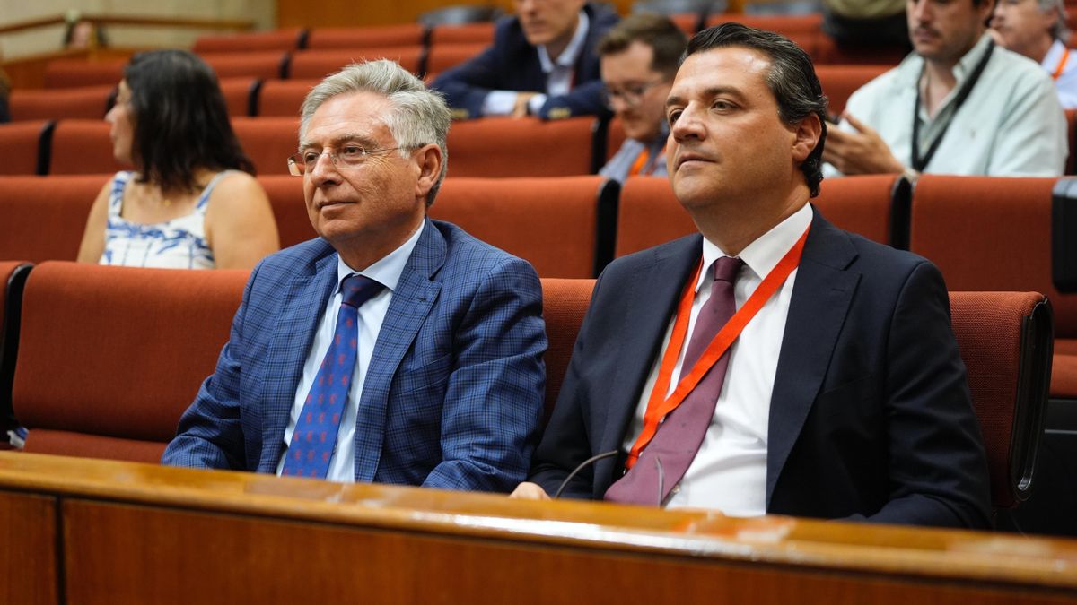 El magistrado Francisco de Paula Sánchez Zamorano (i) asiste en el Pleno del Parlamento andaluz junto al alcalde de Córdoba, el popular José María Bellido, a la votación de la que ha resultado elegido director de la Oficina Andaluza Antifraude.