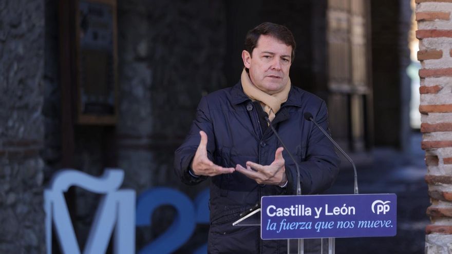 Fernández Mañueco atiende a los medios de comunicación en Arévalo.